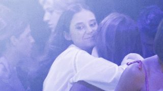 Victoria Federica dando un beso a una amiga / Gtres