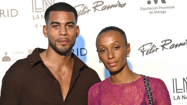 Ana Peleteiro y Benjamín Compaoré en un photocall. (Foto: Gtres)