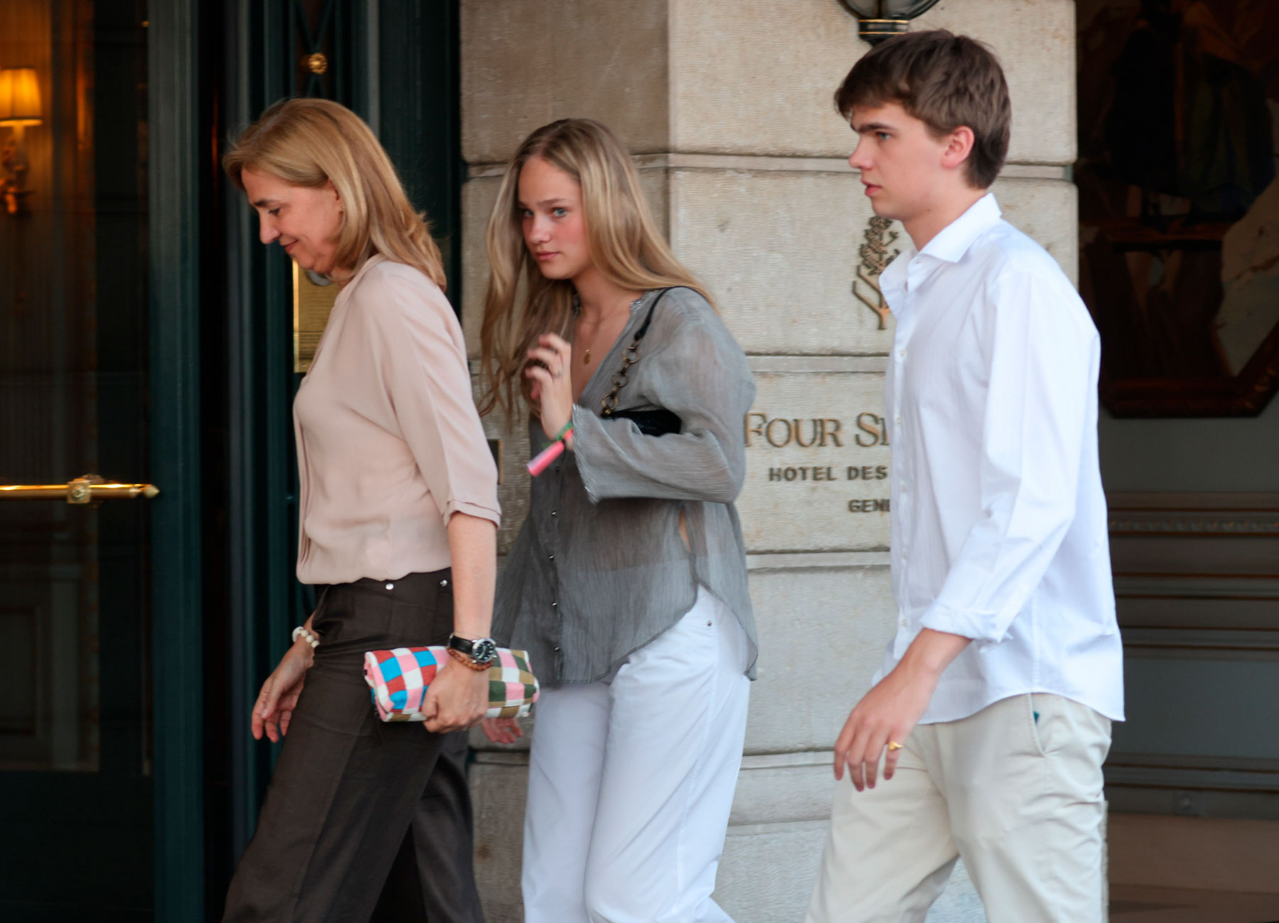 Irene Urdangarin junto a su madre y su hermano Miguel / Gtres