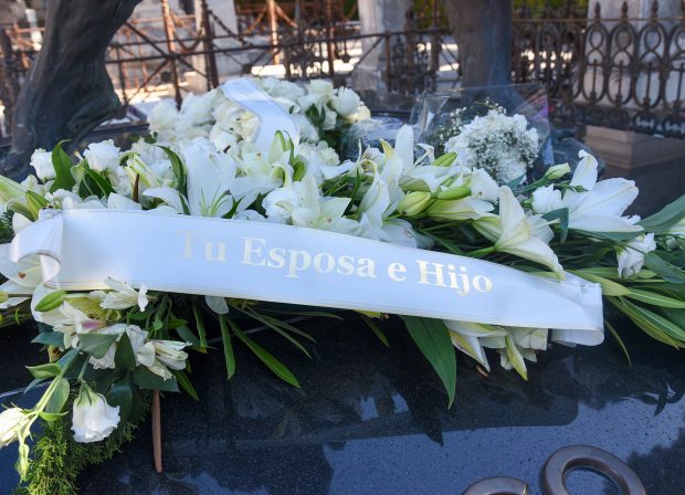 Ramo de flores que Isabel Pantoja y Kiko Rivera han depositado en la tumba de Paquirri / Gtres