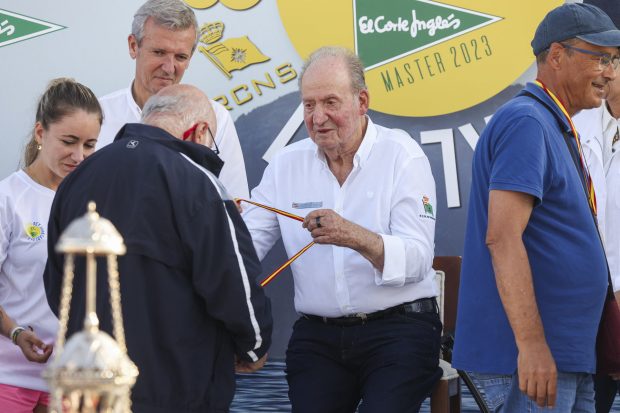 Juan Carlos I entregando los premios / GTRES
