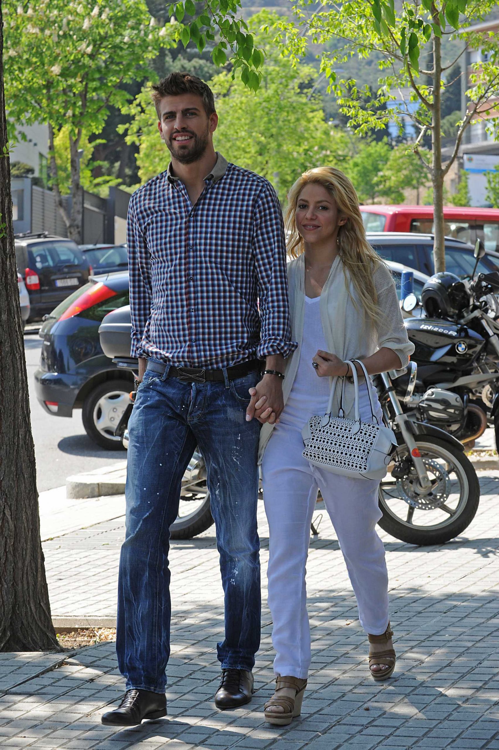 Shakira y Gerard Piqué por las calles de Barcelona / Gtres