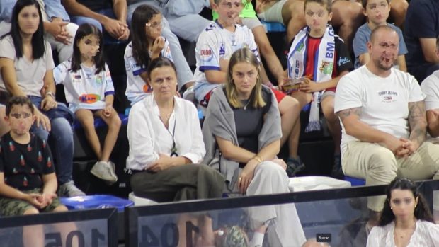 Johanna Zott y su madre viendo un partido de balonmano de Pablo Urdangarin/ Gtres