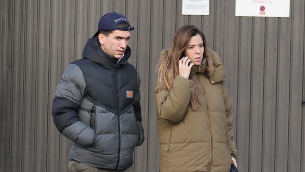 Jaime Lorente junto a Marta Goenaga, su actual pareja y madre de sus dos hijos / Gtres