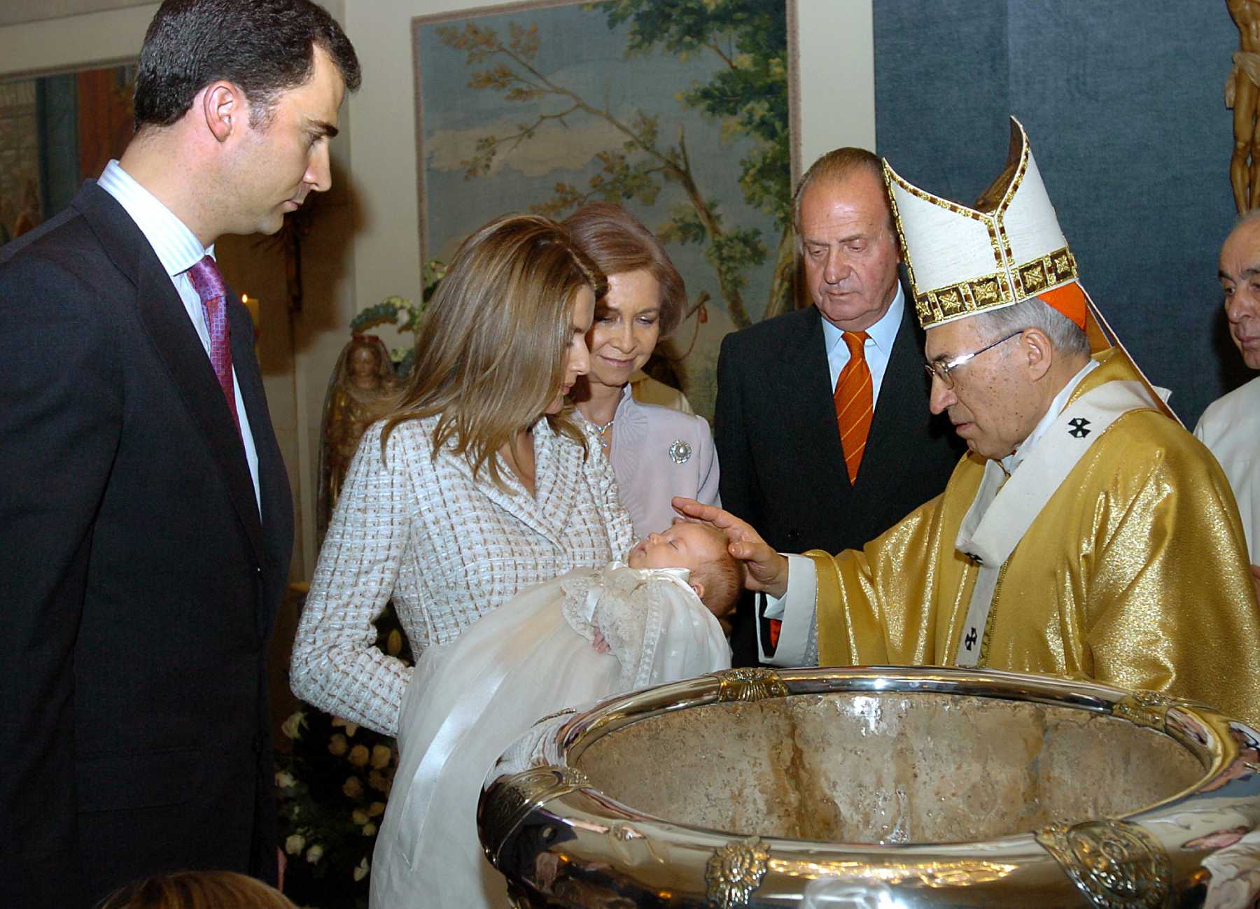 Los Reyes, Felipe y Letizia, junto a Don Juan Carlos y Doña Sofía, en el bautizo de Leonor / Gtres
