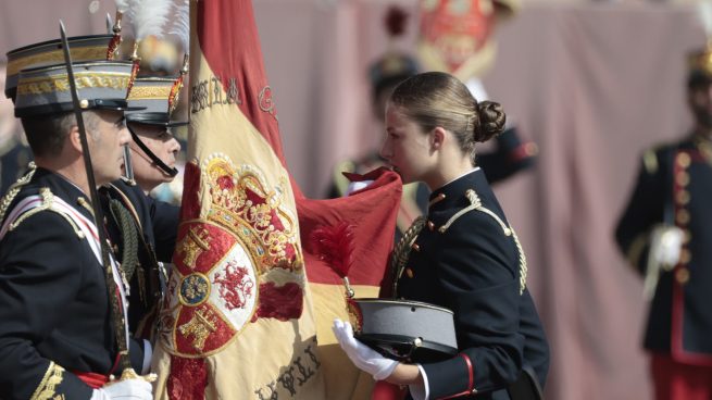 La Princesa Leonor besando al bandera / GTRES