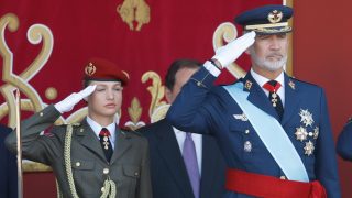 La princesa Leonor junto al Rey Felipe VI en el desfile de 2023.