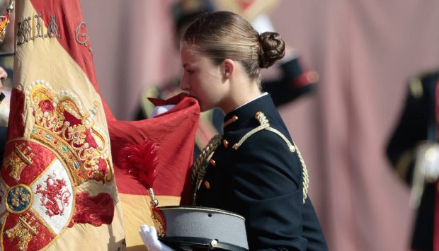 La princesa Leonor besando la bandera / Gtres