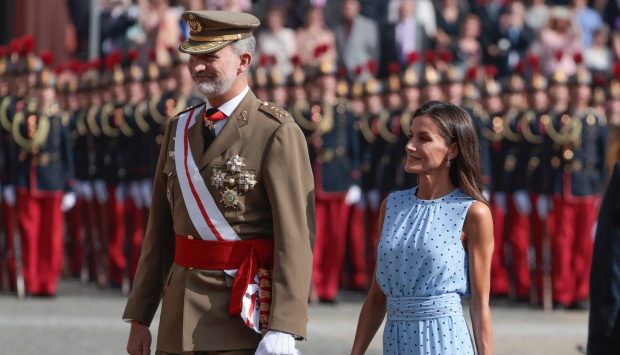 Los Reyes Felipe VI y Letizia en el acto de jura de bandera / Gtres