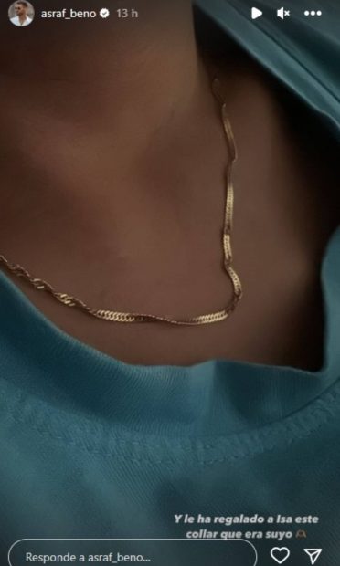 El collar que la madre de Asraf Beno le ha regalado a Isa Pantoja / Redes sociales