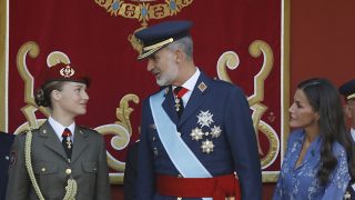 La princesa Leonor y el Rey Felipe ante la mirada de la Reina Letizia. / Gtres