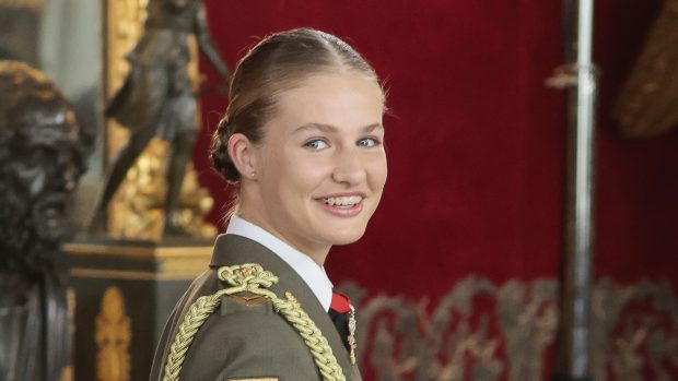 El moño efecto clean look de la princesa Leonor en su primera Pascua  Militar (y cómo hacerlo paso a paso)