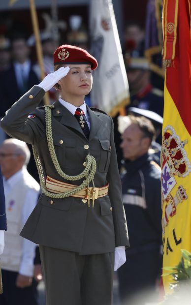 Leonor uniforme, Leonor 12 octubre, Leonor militar,