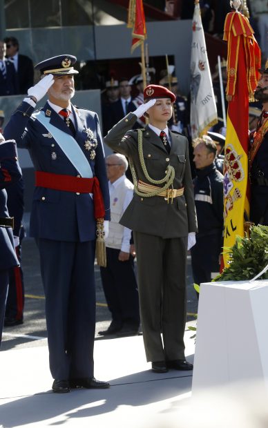 La princesa Leonor en el 12 de octubre junto al Rey. / Gtres