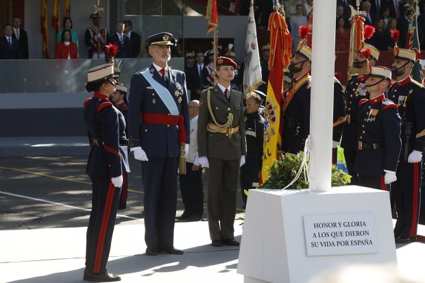 La princesa Leonor en el 12 de octubre junto al Rey. / Gtres