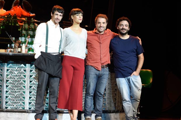 Juan José Ballesta con compañeros de profesión en el teatro/ Gtres