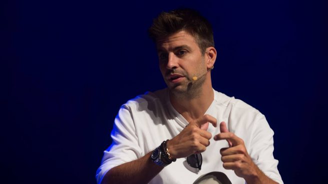 Gerard Piqué dando un discurso sobre 'El modelo de éxito de la Kings y la Queens League'/ Gtres