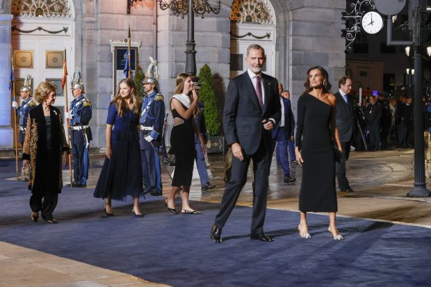 reina letizia doña sofia, reina letizia, reina letizia oviedo, reina letizia premios princesa asturias, reina letizia rey felipe, reina letizia marca vestido