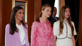 La Reina Letizia con sus dos hijas en Oviedo / Gtres