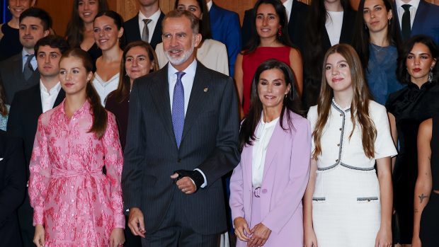 Los Reyes y sus hijas en una audiencia