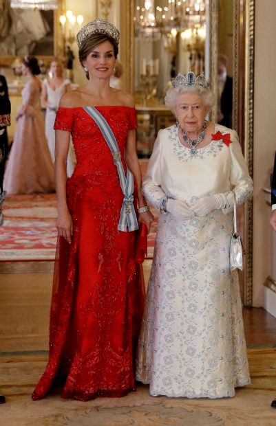 La reina Letizia junto a la reina Isabel II / Gtres