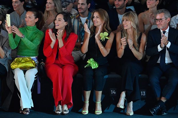 Begoña Gómez y Tamara Falcó en el desfile de moda de 'Pedro del Hierro'/ Gtres