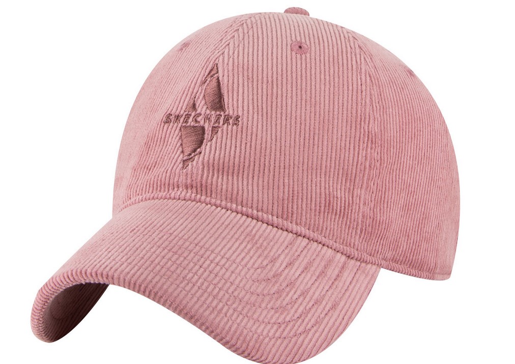 Skechers tiene la gorra que nos ha enamorado y que será un imprescindible esta temporada