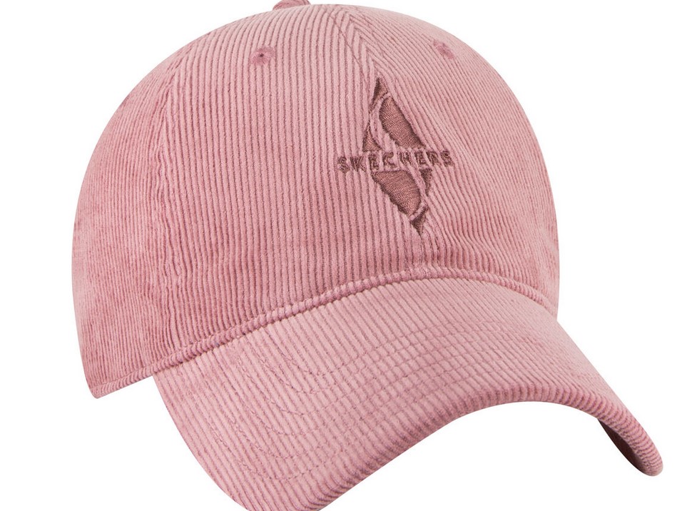 Skechers tiene la gorra que nos ha enamorado y que será un imprescindible esta temporada