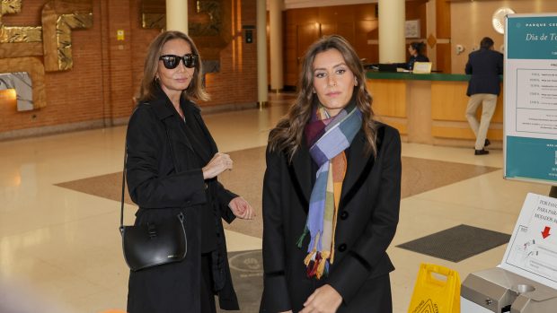 Isabel Preysler junto a Ana Boyer en el Tanatorio de la Paz de Madrid / Gtres