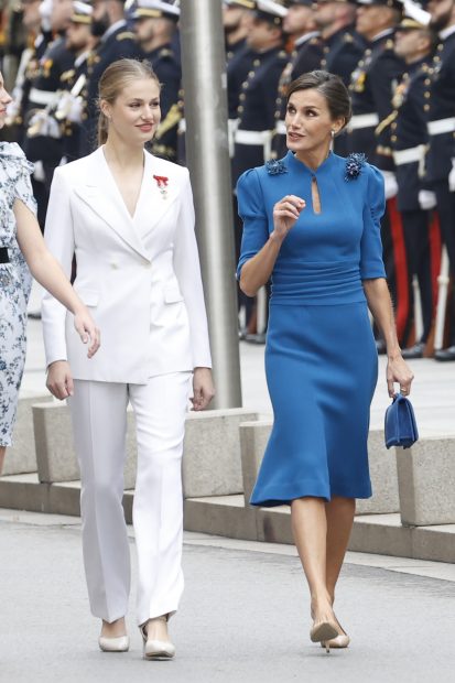 Princesa Leonor traje blanco, Princesa Leonor Constitución, Letizia vestido azul