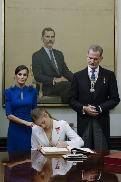 Leonor sastre blanco, Leonor traje, Leonor Constitución