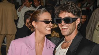 Laura Escanes y Álvaro de Luna sonriendo en un evento / GTRES