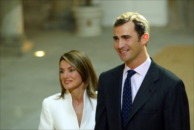 reina letizia comprimiso, reina letizia anillo, reina letizia vestido boda, reina letizia armani