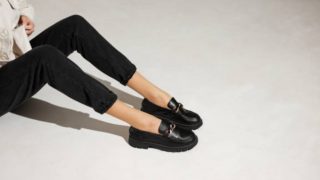 Los mocasines de tacón de Fosco que tiene Merkal perfectos para llevar con cualquier look vaquero