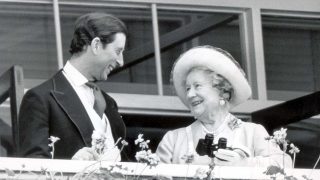 Carlos III con su abuela, Isabel Bowes-Lyon. / Gtres