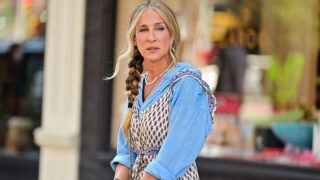 Cómo llevar vestidos en invierno sin pasar frío: complementos, capas y telas gruesas