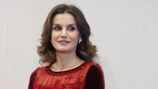 La Reina Letizia con un vestido rojo. / Gtres