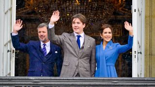 Los príncipes de Dinamarca con su hijo mayor. / Gtres