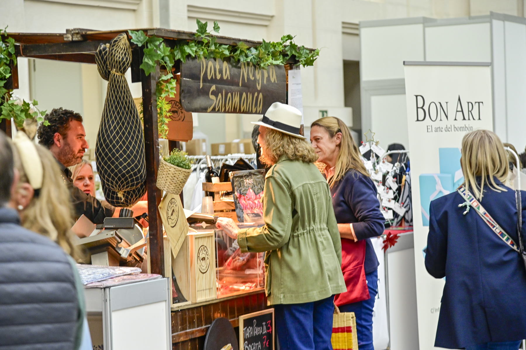 Las fotos de la infanta Elena en el Rastrillo Nuevo Futuro que han