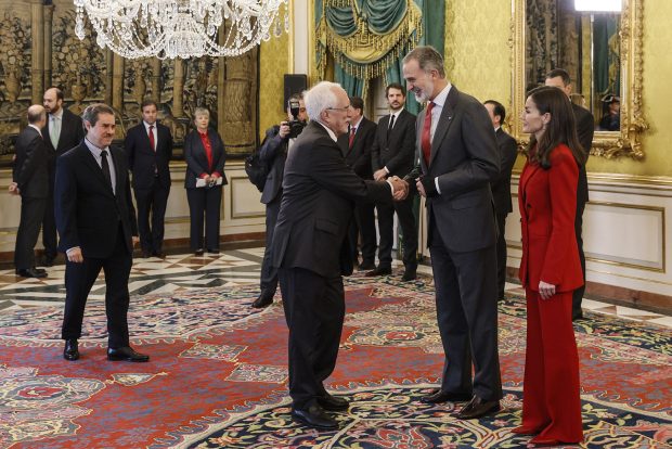 Reina Letizia Aranjuez, Letizia traje pantalón, Letizia rojo