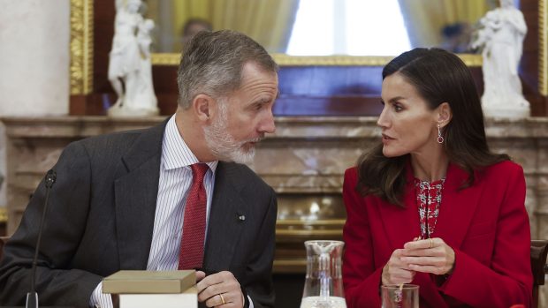 Letizia traje rojo, Reina Letizia Cervantes