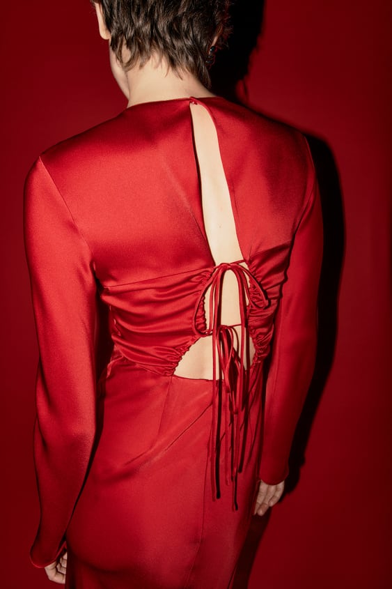 Fichamos el clon del vestido rojo de Zara que arrasó en el ‘Black Friday’. Hazte con el antes de que vuele