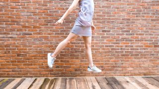 deportivas y vestido stock