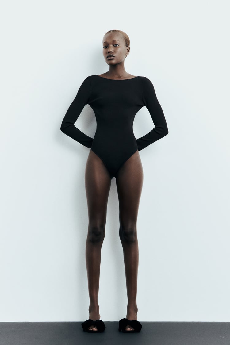 El increíble body negro de Zara con strass en la espalda que pega con cualquier look navideño