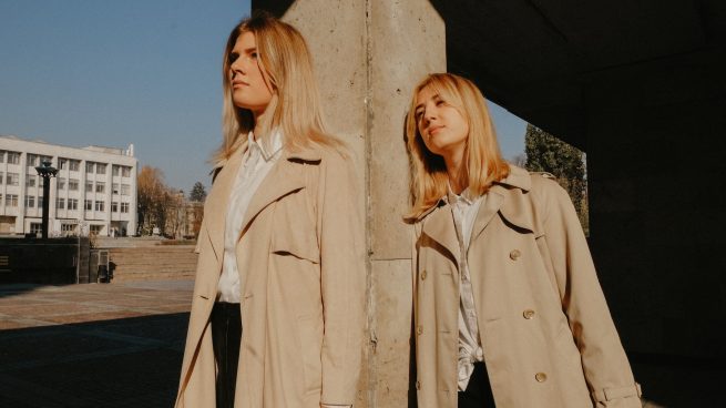 La gabardina efecto piel está de moda y esta de Pull&Bear nos ha robado el corazón