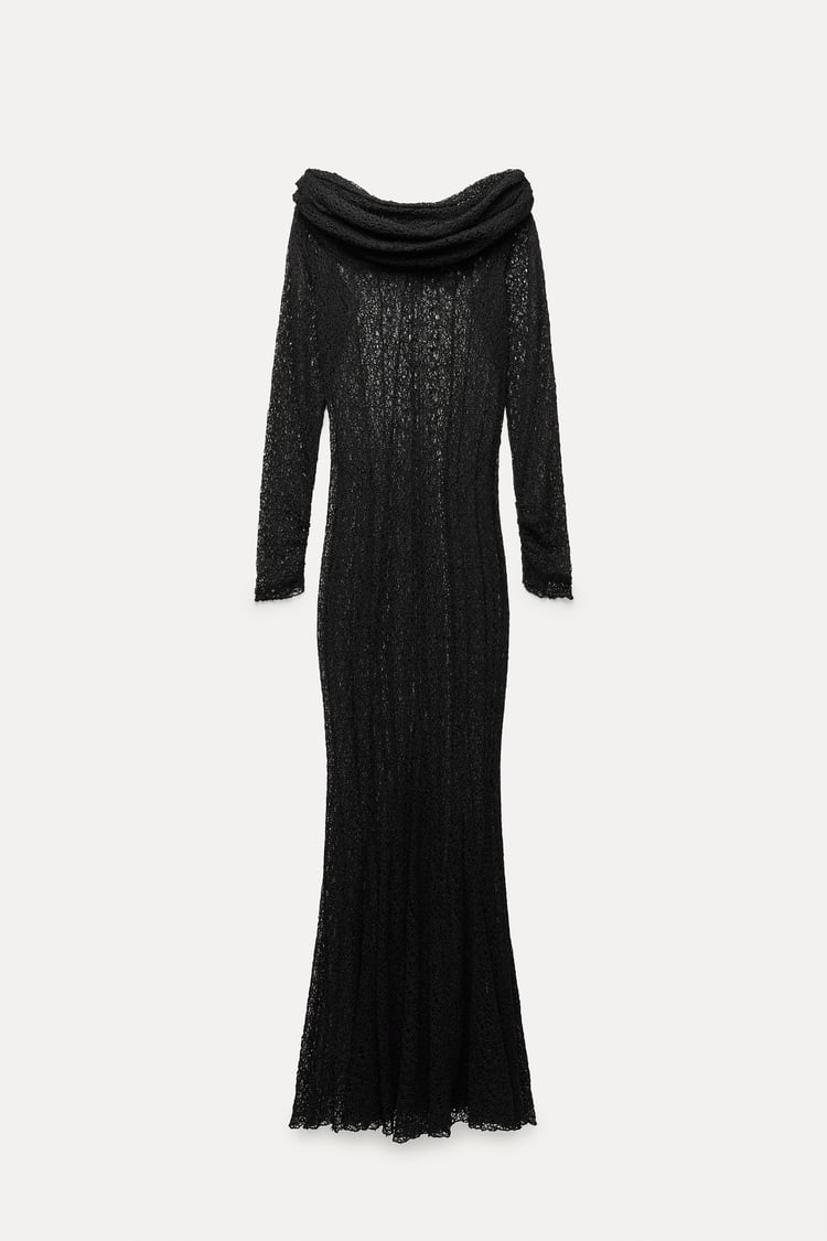 Este precioso vestido de hombros descubiertos de encaje negro es de Zara y está rebajado un 80%