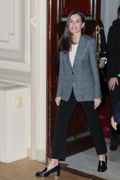 Reina Letizia, mocasines, blazer cuadros