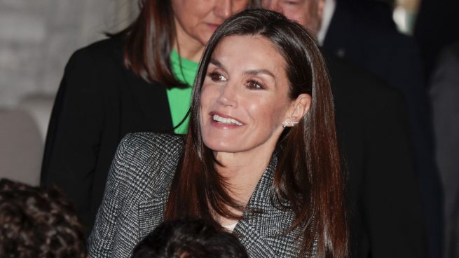 Reina Letizia, look básico, chaqueta, pantalón negro, mocasines