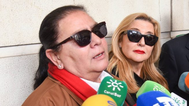 María del Monte pide ayuda a la salida del juzgado tras el ingreso en prisión de Antonio Tejado