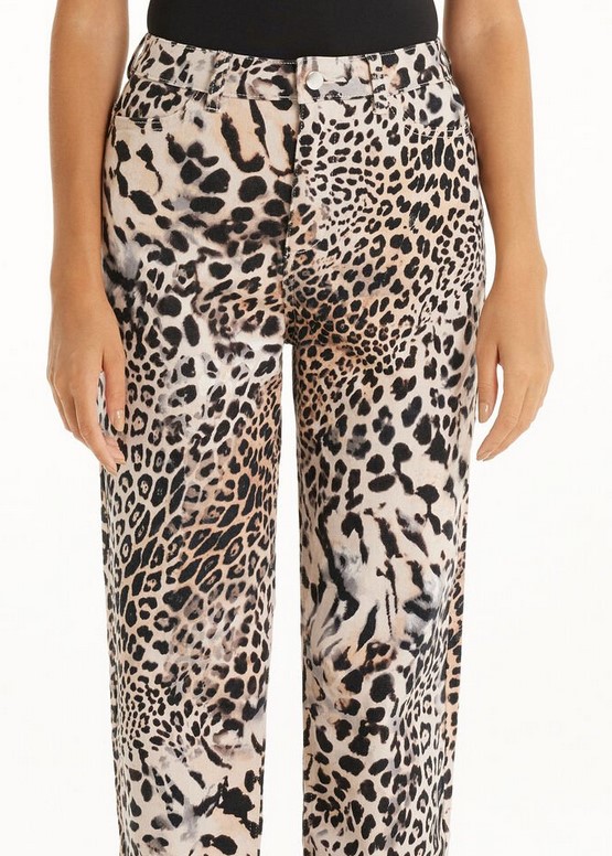 Puedes ir a la última por 8 euros: el pantalón animal print de leopardo con la que vas a parecer una influencer